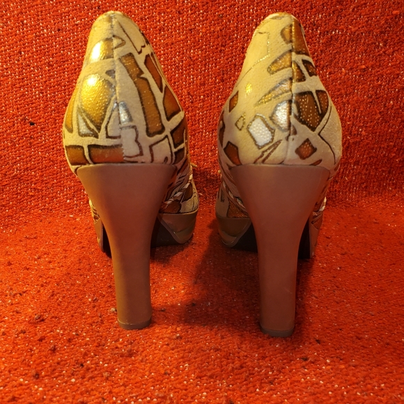 Poetic License Gold Genuine Leather Peek A Boo peep toe pumps. - Picture 8 of 14